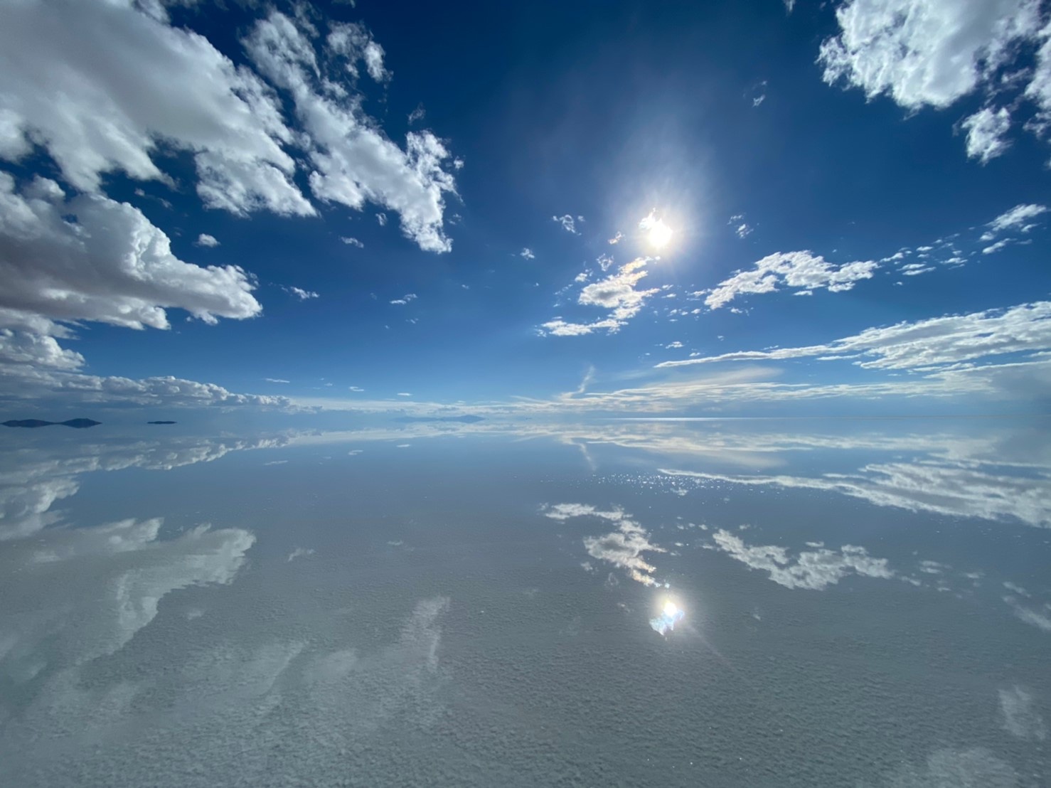 ウユニ塩湖の天空の鏡