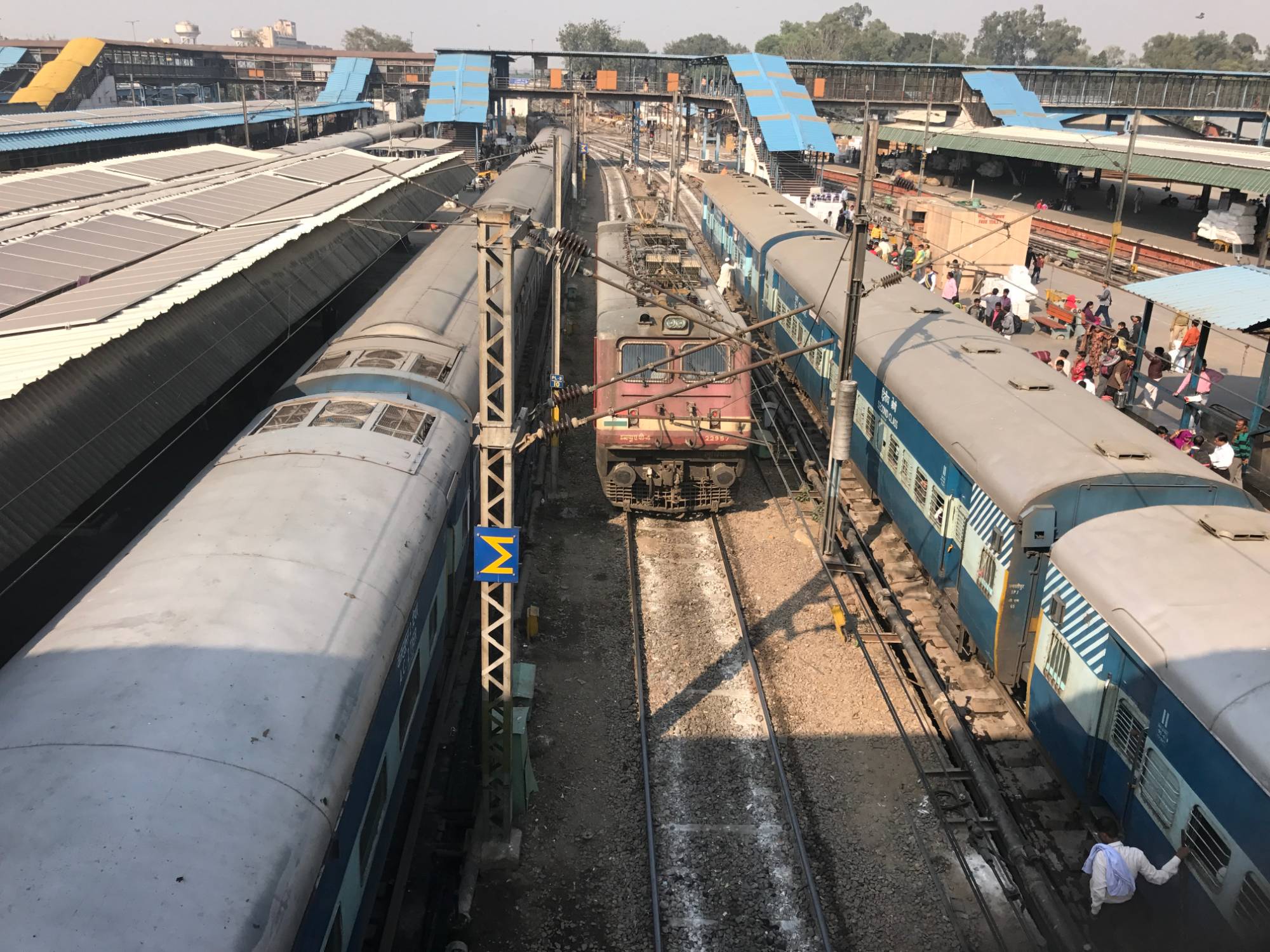 インドの駅のホームに並ぶ列車